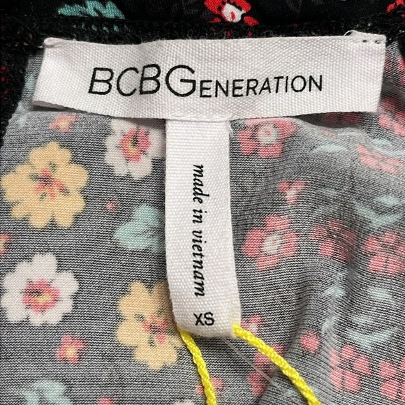 NWT BCBG Generation bodysuit (blouse) in adorable floral print. XS Not fitted - Picture 3 of 7